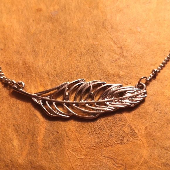 Silver tone leaf necklace 🧱🔥 - Picture 2 of 3
